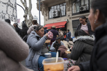 Buenos Aires.- Organizaciones sociales se disponían a desplegar un acampe frente al Ministerio de Desarrollo Social cuando la Policía tiró gases para dispersar hoy miércoles 11 de septiembre de 2019 en la Avenida 9 de julio, de la capital Argentina.  La jornada de protesta había comenzado más temprano. Miles de integrantes de organizaciones sociales habían comenzado a llegar hasta el centro porteño y habían instalado ollas populares en diversas esquinas para reclamar partidas de alimentos para comedores comunitarios, un aumento del 50 por ciento en los programas sociales, y la apertura para incorporar nuevos beneficiarios.  El extenso operativo policial se había instalado hasta la zona de Constitución, donde decenas de agentes cortaron carriles de la avenida 9 de Julio y calles paralelas para evitar que los manifestantes suban a la autopista, como ocurrió en protestas anteriores.