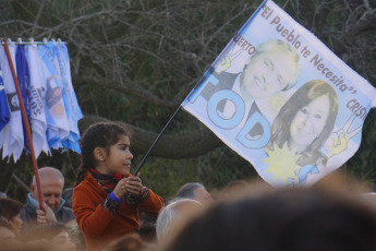 La Plata, Buenos Aires.- La candidata a vicepresidenta de la Argentina por el Frente de Todos, Cristina Fernández de Kirchner, presentó ayer 31 de agosto de 2019 en la Facultad de Periodismo de la Universidad Nacional de La Plata su libro ¨Sinceramente¨. Los seguidores de su espacio, en especial jóvenes, se acercaron desde temprano con todo tipo de "merchandising" propio de la "liturgia peronista".  Remeras, gorros, prendedores y banderas se vendían en las inmediaciones de la Facultad de Periodismo, de donde fue decana hasta hace unos meses quien ahora tiene altas chances de ser la próxima intendenta de la ciudad de La Plata, la Capital de la provincia de Buenos Aires, Florencia Saintout, quien la acompaño en su presentación, junto al candidato a gobernador provincial Axel Kicillof.