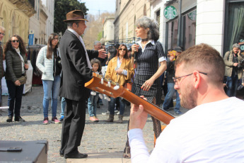 Buenos Aires, Argentina.- En las imágenes tomadas el domingo 8 de sptiembre de 2019 camino a la feria y aprovechando la gran afluencia turística, se instala una infinidad de artistas callejeros, donde predominan los cantantes de tango y bandoneonistas, y todo tipo de performance.