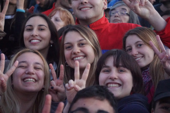 La Plata, Buenos Aires.- La candidata a vicepresidenta de la Argentina por el Frente de Todos, Cristina Fernández de Kirchner, presentó ayer 31 de agosto de 2019 en la Facultad de Periodismo de la Universidad Nacional de La Plata su libro ¨Sinceramente¨. Los seguidores de su espacio, en especial jóvenes, se acercaron desde temprano con todo tipo de "merchandising" propio de la "liturgia peronista".  Remeras, gorros, prendedores y banderas se vendían en las inmediaciones de la Facultad de Periodismo, de donde fue decana hasta hace unos meses quien ahora tiene altas chances de ser la próxima intendenta de la ciudad de La Plata, la Capital de la provincia de Buenos Aires, Florencia Saintout, quien la acompaño en su presentación, junto al candidato a gobernador provincial Axel Kicillof.