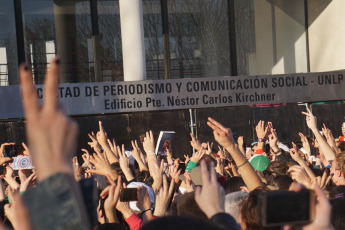 La Plata, Buenos Aires.- The candidate for vice president of Argentina for the Front of All, Cristina Fernández de Kirchner, presented yesterday, August 31, 2019 at the Faculty of Journalism of the National University of La Plata her book "Sincermente". The followers of their space, especially young people, approached early with all kinds of "merchandising" typical of the "Peronist liturgy." T-shirts, hats, pins and flags were sold in the vicinity of the Faculty of Journalism, from where it was dean until a few months ago who now has high chances of being the next mayor of the city of La Plata, the Capital of the province of Buenos Aires, Florencia Saintout, who accompanied her in her presentation, along with the provincial governor candidate Axel Kicillof.