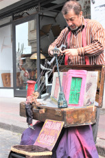 Buenos Aires, Argentina.- En las imágenes tomadas el domingo 8 de sptiembre de 2019 camino a la feria y aprovechando la gran afluencia turística, se instala una infinidad de artistas callejeros, donde predominan los cantantes de tango y bandoneonistas, y todo tipo de performance.