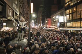 Buenos Aires, Argentina.-  En las imágenes miles de personas se juntaron en la fría noche del viernes 6 de septiembre de 2019 en distntos puntos de Buenos Aires para realizar un "flashmob" en contra del gobierno del Presidente Mauricio Macri, y en particular del Jefe de Gobierno de la Ciudad Autónoma de Buenos Aires, Horacio Rodríguez Larreta, el único político del círculo más cercano a Macri que ganó en su distrito en las últimas elecciones primarias argentinas del 11 de agosto.  El "flashmob" o "multitud relámpago" es una acción organizada en la que un gran grupo de personas se reúne de repente en un lugar público, realizan algo inusual y luego se dispersan rápidamente.  En este caso, la acción consiste en cantar una cumbia que se volvió viral que propone no votar al actual Jefe de Gobierno porteño Horacio Rodríguez Larreta y que dice en su estribillo "Macri ya fue, Vidal ya fue, si vos querés, Larreta también", instando a no votar por el candidato oficialista.