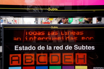 Buenos Aires, Argentina.- Los trabajadores de subte de Buenos Aires no llegaron a un acuerdo y realizaron un paro en todas las líneas este viernes de 13 a 17 horas. Los delegados gremiales reclamaron mayor cantidad de personal en la Línea E y el funcionamiento de más trenes en la línea E donde, según un comunicado de los delegados de 23 coches, funcionan sólo 11. La empresa concecionaria Metrovías respondió también mediante un comunicado que "la dotación de dicha línea se encuentra completa, y resulta suficiente para brindar una adecuada asistencia a los usuarios".