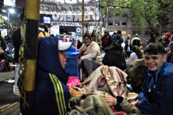 Buenos Aires, Argentina.- Miles de integrantes de organizaciones sociales comenzaron a llegar hasta el centro porteño e instalaron ollas populares en diversas esquinas para reclamar partidas de alimentos para comedores comunitarios, un aumento del 50 por ciento en los programas sociales y la apertura para incorporar nuevos beneficiarios, el 11 de septiembre de 2019. El extenso operativo policial se instaló hasta la zona de Constitución, donde decenas de agentes cortaron carriles de la Avenida 9 de Julio y calles paralelas para evitar que los manifestantes suban a la autopista, como ocurrió en protestas anteriores.