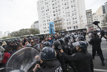 Buenos Aires.- Organizaciones sociales se disponían a desplegar un acampe frente al Ministerio de Desarrollo Social cuando la Policía tiró gases para dispersar hoy miércoles 11 de septiembre de 2019 en la Avenida 9 de julio, de la capital Argentina.  La jornada de protesta había comenzado más temprano. Miles de integrantes de organizaciones sociales habían comenzado a llegar hasta el centro porteño y habían instalado ollas populares en diversas esquinas para reclamar partidas de alimentos para comedores comunitarios, un aumento del 50 por ciento en los programas sociales, y la apertura para incorporar nuevos beneficiarios.  El extenso operativo policial se había instalado hasta la zona de Constitución, donde decenas de agentes cortaron carriles de la avenida 9 de Julio y calles paralelas para evitar que los manifestantes suban a la autopista, como ocurrió en protestas anteriores.