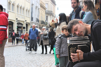 Buenos Aires, Argentina.- In the images taken on Sunday, September 8, 2019 on the way to the fair and taking advantage of the large tourist influx, an infinity of street artists is installed, where tango singers and bandoneonists predominate, and all kinds of performance .