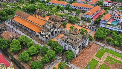 Vetnam.- La catedral de piedra Phat Diem, ubicada en el distrito Kim Son de la provincia norteña de Ninh Binh, a unos 120 km al sur de Hanoi, es una de las iglesias más famosas y hermosas de Vietnam. Construida durante 24 años consecutivos desde 1875 hasta 1898, la iglesia católica tiene una arquitectura especial, una mezcla de los estilos arquitectónicos de las iglesias occidentales y los edificios religiosos vietnamitas, como casas comunales, pagodas y templos. La catedral tiene 74 metros de largo, 21 metros de ancho y 15 metros de alto con cuatro techos, reproduciendo los techos de pagodas vietnamitas. Además de la catedral, hay otras seis estructuras en el complejo, incluida una capilla de piedra y un elegante campanario. Todo este complejo se extiende sobre un área de 6.1 ha.