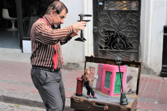 Buenos Aires, Argentina.- En las imágenes tomadas el domingo 8 de sptiembre de 2019 camino a la feria y aprovechando la gran afluencia turística, se instala una infinidad de artistas callejeros, donde predominan los cantantes de tango y bandoneonistas, y todo tipo de performance.