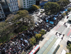 Buenos Aires.- En las imégenes tomadas con drone hoy 4 de septiembre de 2019 manifestantes integrantes de organizaciones sociales se movilizan en reclamo de la sanción de la ley de emergencia alimentaria en las inmediaciones del Ministerio de Desarrollo Social de la Nación, sobre la avenida 9 de julio, la principal arteria de la capital argentina. En la fachada del edificio se observa una imágen de Eva Duarte de Perón, conocida popularmente como "Evita" y "la abanderada de los humildes".