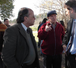 La Plata, Argentina (ARCHIVO).- En las fotos de archivo tomadas el 28 de junio de 2006 Jorge Julio López, un albañil que estuvo preso tres años en centros clandestinos de detención durante la última dictadura militar, quién relató hoy que el ex represor Miguel Etchecolatz ejecutó a una pareja y a otros detenidos alojados en el centro clandestino de Pozo de Arana, de un disparo en la cabeza y que posteriormente fuera desaparecido y nunca encontrado sus restos durante el juicio al represor.