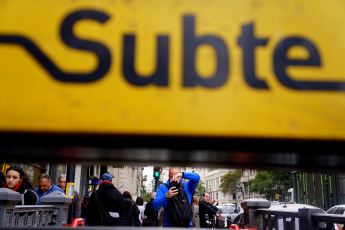 Buenos Aires, Argentina.- Los trabajadores de subte de Buenos Aires no llegaron a un acuerdo y realizaron un paro en todas las líneas este viernes de 13 a 17 horas. Los delegados gremiales reclamaron mayor cantidad de personal en la Línea E y el funcionamiento de más trenes en la línea E donde, según un comunicado de los delegados de 23 coches, funcionan sólo 11. La empresa concecionaria Metrovías respondió también mediante un comunicado que "la dotación de dicha línea se encuentra completa, y resulta suficiente para brindar una adecuada asistencia a los usuarios".