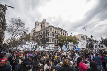 Buenos Aires.- Organizaciones sociales se disponían a desplegar un acampe frente al Ministerio de Desarrollo Social cuando la Policía tiró gases para dispersar hoy miércoles 11 de septiembre de 2019 en la Avenida 9 de julio, de la capital Argentina.  La jornada de protesta había comenzado más temprano. Miles de integrantes de organizaciones sociales habían comenzado a llegar hasta el centro porteño y habían instalado ollas populares en diversas esquinas para reclamar partidas de alimentos para comedores comunitarios, un aumento del 50 por ciento en los programas sociales, y la apertura para incorporar nuevos beneficiarios.  El extenso operativo policial se había instalado hasta la zona de Constitución, donde decenas de agentes cortaron carriles de la avenida 9 de Julio y calles paralelas para evitar que los manifestantes suban a la autopista, como ocurrió en protestas anteriores.