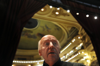 Buenos Aires.- In the archive photo of April 23, 2012, the Uruguayan writer Eduardo Galeano in a photo session at the El Ateneó bookstore during a visit in Buenos Aires to present his book "The children of the days".