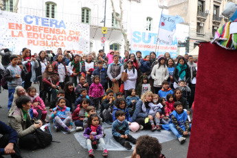 Buenos Aires, Argentina.- En la foto, hoy 11 de septiembre de 2019, en el Día del Maestro en la Argentina, los docentes se mobilizaron en distintos puntos del país convocados por la Confederación de Trabajadores de la Educación (Ctera). Con un desayuno comunitario y con juegos didácticos para toda la familia, los docentes celebraron su día con un pedido particular. "Con hambre no se puede enseñar ni aprender", fue la consigna del acto central por el Día del Maestro y la Maestra que se realizó frente al Cabildo. La jornada de tuvo por objetivo denunciar la situación que se vive en las aulas. "El hambre no espera", repitieron los maestros a lo largo de la mañana.