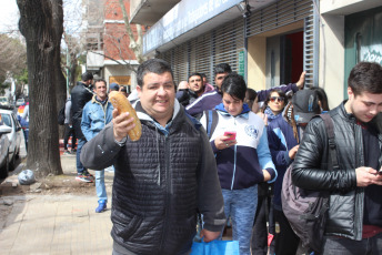 La Plata, Argentina.- En la imágen tomada hoy 6 de septiembre de 2019, decenas de simpatizantes de Gimnasia Esgrima La Plata se acercaran a la sede del club en la ciudad de La Plata, después de que se confirmara que Diego Armando Maradona  será el nuevo Director Técnico del equipo de fútbol de primera división.  La Institución comunicó que solo ingresarian al estadio aquellos que sean socios de la entidad, lo que impusó a que muchos quisieran asegurarse un lugar en las tribunas. Muchos de los nuevos socios han declarado no ser simpatizantes del club platense, pero el amor de muchos argentinos por Maradona supera esta barreras. Gimnasia y Esgrima La Plata es un modesto club de la ciudad de La Plata, la capital de la provincia de Buenos Aires, que aunque es uno de los clubes de fútbol más antiguos de la Argentina, nunca ha obtenido un campeonato oficial de primera división y actualmente pelea por no descender a segunda división.