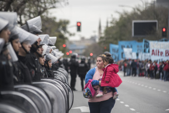 Buenos Aires.- Organizaciones sociales se disponían a desplegar un acampe frente al Ministerio de Desarrollo Social cuando la Policía tiró gases para dispersar hoy miércoles 11 de septiembre de 2019 en la Avenida 9 de julio, de la capital Argentina.  La jornada de protesta había comenzado más temprano. Miles de integrantes de organizaciones sociales habían comenzado a llegar hasta el centro porteño y habían instalado ollas populares en diversas esquinas para reclamar partidas de alimentos para comedores comunitarios, un aumento del 50 por ciento en los programas sociales, y la apertura para incorporar nuevos beneficiarios.  El extenso operativo policial se había instalado hasta la zona de Constitución, donde decenas de agentes cortaron carriles de la avenida 9 de Julio y calles paralelas para evitar que los manifestantes suban a la autopista, como ocurrió en protestas anteriores.