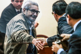 Lima, Perú.- En la foto de archivo, la Sala Penal Nacional en el inició de la audiencia al cabecilla de Sendero Luminoso, Abimael Guzmán, por el atentado de la calle Tarata, en Miraflores. Con este fallo, Guzmán, acumuló una segunda condena de por vida, que ya cumple desde 1992.