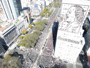 Buenos Aires.- En las imégenes tomadas con drone hoy 4 de septiembre de 2019 manifestantes integrantes de organizaciones sociales se movilizan en reclamo de la sanción de la ley de emergencia alimentaria en las inmediaciones del Ministerio de Desarrollo Social de la Nación, sobre la avenida 9 de julio, la principal arteria de la capital argentina. En la fachada del edificio se observa una imágen de Eva Duarte de Perón, conocida popularmente como "Evita" y "la abanderada de los humildes".