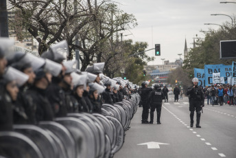 Buenos Aires.- Social organizations were preparing to deploy a camp in front of the Ministry of Social Development when the Police fired gas to disperse today, September 11, 2019 on Avenida 9 de Julio, in the Argentine capital. The protest day had begun earlier. Thousands of members of social organizations had begun to reach the Buenos Aires center and had installed popular pots in various corners to claim food items for community canteens, a 50 percent increase in social programs, and the opening to incorporate new beneficiaries. The extensive police operation had been installed to the Constitution area, where dozens of agents cut lanes on 9 de Julio Avenue and parallel streets to prevent protesters from climbing the highway, as happened in previous protests.