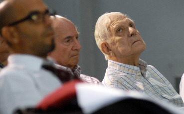 Buenos Aires.- Foto tomada durante el juicio al  ex dictador Jorge Rafael Videla quien fue condenado a reclusión perpetua al unificarse la pena de 50 años de prisión por el robo de bebés de desaparecidos durante la dictadura y otras sentencias por crímenes de lesa humanidad y el ex dictador Reynaldo Bignone, quien fue condenado a 15 años en la misma causa. El 5 de julio de 2012 se dictó la sentencia por el Tribunal Oral Federal 6, integrado por María del Carmen Roqueta, Julio Panelo y Domingo Altieri, en el juicio oral que se inició el 28 de febrero de 2011 en los tribunales de Retiro. Los juicios se retomaron luego de que en Argentina el se promulgó la ley 25.779 que declaró la nulidad de las leyes de Obediencia Debida y Punto Final, un 2 de septiembre de 2003, durante el mandato de Néstor Kirchner. (en la foto el ex dictador Bignone)