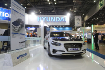 Seúl, Corea (Sur) .- Un automóvil con energía solar fabricado por Hyundai Motor Co. se exhibe durante el Korea Energy Show anual que se inauguró en la sala de exposiciones KINTEX en Goyang, justo al noroeste de Seúl, el 3 de septiembre de 2019. Un número récord de 307 empresas participan en la feria de energía programada hasta el 6 de septiembre.