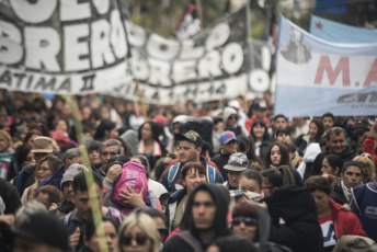 Buenos Aires.- Social organizations were preparing to deploy a camp in front of the Ministry of Social Development when the Police fired gas to disperse today, September 11, 2019 on Avenida 9 de Julio, in the Argentine capital. The protest day had begun earlier. Thousands of members of social organizations had begun to reach the Buenos Aires center and had installed popular pots in various corners to claim food items for community canteens, a 50 percent increase in social programs, and the opening to incorporate new beneficiaries. The extensive police operation had been installed to the Constitution area, where dozens of agents cut lanes on 9 de Julio Avenue and parallel streets to prevent protesters from climbing the highway, as happened in previous protests.