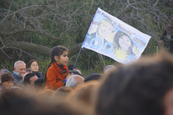 La Plata, Buenos Aires.- La candidata a vicepresidenta de la Argentina por el Frente de Todos, Cristina Fernández de Kirchner, presentó ayer 31 de agosto de 2019 en la Facultad de Periodismo de la Universidad Nacional de La Plata su libro ¨Sinceramente¨. Los seguidores de su espacio, en especial jóvenes, se acercaron desde temprano con todo tipo de "merchandising" propio de la "liturgia peronista".  Remeras, gorros, prendedores y banderas se vendían en las inmediaciones de la Facultad de Periodismo, de donde fue decana hasta hace unos meses quien ahora tiene altas chances de ser la próxima intendenta de la ciudad de La Plata, la Capital de la provincia de Buenos Aires, Florencia Saintout, quien la acompaño en su presentación, junto al candidato a gobernador provincial Axel Kicillof.