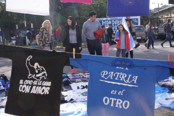 La Plata, Buenos Aires.- La candidata a vicepresidenta de la Argentina por el Frente de Todos, Cristina Fernández de Kirchner, presentó ayer 31 de agosto de 2019 en la Facultad de Periodismo de la Universidad Nacional de La Plata su libro ¨Sinceramente¨. Los seguidores de su espacio, en especial jóvenes, se acercaron desde temprano con todo tipo de "merchandising" propio de la "liturgia peronista".  Remeras, gorros, prendedores y banderas se vendían en las inmediaciones de la Facultad de Periodismo, de donde fue decana hasta hace unos meses quien ahora tiene altas chances de ser la próxima intendenta de la ciudad de La Plata, la Capital de la provincia de Buenos Aires, Florencia Saintout, quien la acompaño en su presentación, junto al candidato a gobernador provincial Axel Kicillof.