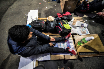 Buenos Aires, Argentina.- Miles de integrantes de organizaciones sociales comenzaron a llegar hasta el centro porteño e instalaron ollas populares en diversas esquinas para reclamar partidas de alimentos para comedores comunitarios, un aumento del 50 por ciento en los programas sociales y la apertura para incorporar nuevos beneficiarios, el 11 de septiembre de 2019. El extenso operativo policial se instaló hasta la zona de Constitución, donde decenas de agentes cortaron carriles de la Avenida 9 de Julio y calles paralelas para evitar que los manifestantes suban a la autopista, como ocurrió en protestas anteriores.