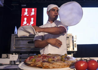 Buenos Aires, Argentina.- Today, Tuesday, September 10, 2019, "the night of the pizzerias" is held, an event organized by APPYCE, the Association of Pizza and Empanadas Owners of the Argentine Republic, where customers will get the benefit 50% discount between 7:00 p.m. until closing time in adhered stores. FILE PHOTO of May 23, 2018 taken in Buenos Aires, where some 60 pizzerias teachers from all over the country today produced more than 340 pizzas in three categories at the beginning of the eighth edition of the "Argentine Pizza and Empanada Championship" .