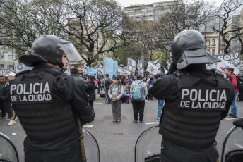 Buenos Aires.- Social organizations were preparing to deploy a camp in front of the Ministry of Social Development when the Police fired gas to disperse today, September 11, 2019 on Avenida 9 de Julio, in the Argentine capital. The protest day had begun earlier. Thousands of members of social organizations had begun to reach the Buenos Aires center and had installed popular pots in various corners to claim food items for community canteens, a 50 percent increase in social programs, and the opening to incorporate new beneficiaries. The extensive police operation had been installed to the Constitution area, where dozens of agents cut lanes on 9 de Julio Avenue and parallel streets to prevent protesters from climbing the highway, as happened in previous protests.