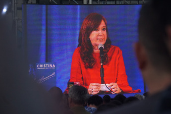 La Plata.- En la foto la candidata a vicepresidenta por el Frente de Todos, Cristina Fernández de Kirchner, afirmó hoy 31 de agosto que ¨sabía¨ que su espacio iba a ganar, pero ¨no se imaginaba por tanta diferencia¨, al exponer en la Facultad de Periodismo de la Universidad Nacional de La Plata, donde presentó su libro, ¨Sinceramente¨.