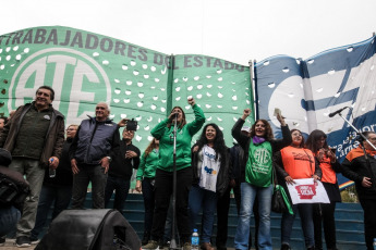 Buenos Aires, Argentina.- En la foto, gremios estatales paran hoy martes 10 de septiembre de 2019 en toda la Argentina y marchan en el centro de la ciudad de Buenos Aires en reclamo de la reapertura de paritarias y la reincorporación de empleados despedidos. Podría haber demoras y cancelaciones en los vuelos de todos los aeropuertos del país. El paro comenzó a las 0 del martes mientras que las concentraciones arrancaron a las 10. Quizás la más numerosa transcurre en la esquina de Esmeralda y Diagonal Norte. Desde allí todos los gremios marcharán hacia la Secretaría de Hacienda y la Secretaría de Modernización.