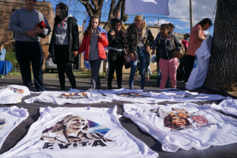 La Plata, Buenos Aires.- La candidata a vicepresidenta de la Argentina por el Frente de Todos, Cristina Fernández de Kirchner, presentó ayer 31 de agosto de 2019 en la Facultad de Periodismo de la Universidad Nacional de La Plata su libro ¨Sinceramente¨. Los seguidores de su espacio, en especial jóvenes, se acercaron desde temprano con todo tipo de "merchandising" propio de la "liturgia peronista".  Remeras, gorros, prendedores y banderas se vendían en las inmediaciones de la Facultad de Periodismo, de donde fue decana hasta hace unos meses quien ahora tiene altas chances de ser la próxima intendenta de la ciudad de La Plata, la Capital de la provincia de Buenos Aires, Florencia Saintout, quien la acompaño en su presentación, junto al candidato a gobernador provincial Axel Kicillof.