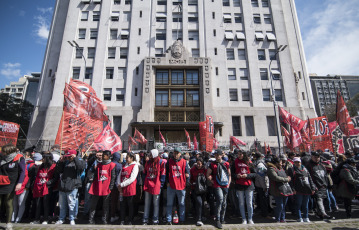 Buenos Aires.- In the images taken today, September 4, 2019, protesters members of social organizations demand for the sanction of the emergency food law in front of the Ministry of Social Development of the Nation, on the avenue July 9, the main artery of The Argentine capital Later, some leaders of the groups will meet with opposition deputies, with the purpose of unifying the different bills on food emergency that exist in Congress. According to the social leaders, the call was made to deputies of all the blocks, including the ruling party.