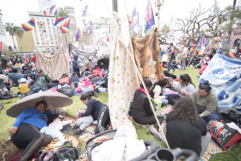 Buenos Aires.- Organizaciones sociales se concentran en la Plaza de Mayo, frente a la Casa Rosada, sede del Poder Ejecutivo Argentino, en reclamo de "aumentos salariales y creación de nuevos puestos de trabajo" y coincide con el acampe que tienen previsto otras organizaciones por la "emergencia alimentaria" frente al ministerio de Desarrollo Social, hoy miércoles 11 de septiembre de 2019.  La concentración en Plaza de Mayo coincide con el anuncio de la principal central gremial argentina la CGT sobre una negociación con el Gobierno por un bono de $5 mil para los trabajadores.