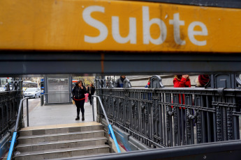 Buenos Aires, Argentina.- The subway workers of Buenos Aires did not reach an agreement and made a strike on all lines this Friday from 13 to 17 hours. Guild delegates claimed more personnel on Line E and the operation of more trains on line E where, according to a statement by delegates of 23 cars, only 11 operate. The Metrovías concessionary company also responded by means of a statement that "the provision of said line is complete, and is sufficient to provide adequate assistance to users."