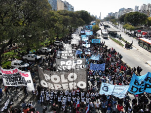 Buenos Aires.- En las imégenes tomadas con drone hoy 4 de septiembre de 2019 manifestantes integrantes de organizaciones sociales se movilizan en reclamo de la sanción de la ley de emergencia alimentaria en las inmediaciones del Ministerio de Desarrollo Social de la Nación, sobre la avenida 9 de julio, la principal arteria de la capital argentina. En la fachada del edificio se observa una imágen de Eva Duarte de Perón, conocida popularmente como "Evita" y "la abanderada de los humildes".