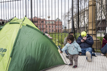 Buenos Aires.- Organizaciones sociales se concentran en la Plaza de Mayo, frente a la Casa Rosada, sede del Poder Ejecutivo Argentino, en reclamo de "aumentos salariales y creación de nuevos puestos de trabajo" y coincide con el acampe que tienen previsto otras organizaciones por la "emergencia alimentaria" frente al ministerio de Desarrollo Social, hoy miércoles 11 de septiembre de 2019.  La concentración en Plaza de Mayo coincide con el anuncio de la principal central gremial argentina la CGT sobre una negociación con el Gobierno por un bono de $5 mil para los trabajadores.