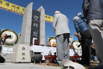 Sur Corea.- Los surcoreanos que se separaron de los miembros de su familia con la división de Corea del norte recuerdan a sus seres queridos en un altar ritual ancestral en Imjingak en Paju, al noroeste de Seúl, hoy 13 de septiembre de 2019. La gente de ambas Coreas celebra Chuseok, una celebración de la cosecha de otoño, ofreciendo comida especialmente preparada a sus antepasados y visitando parientes y amigos.