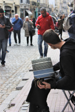 Buenos Aires, Argentina.- In the images taken on Sunday, September 8, 2019 on the way to the fair and taking advantage of the large tourist influx, an infinity of street artists is installed, where tango singers and bandoneonists predominate, and all kinds of performance .