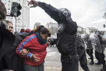 Buenos Aires.- Social organizations were preparing to deploy a camp in front of the Ministry of Social Development when the Police fired gas to disperse today, September 11, 2019 on Avenida 9 de Julio, in the Argentine capital. The protest day had begun earlier. Thousands of members of social organizations had begun to reach the Buenos Aires center and had installed popular pots in various corners to claim food items for community canteens, a 50 percent increase in social programs, and the opening to incorporate new beneficiaries. The extensive police operation had been installed to the Constitution area, where dozens of agents cut lanes on 9 de Julio Avenue and parallel streets to prevent protesters from climbing the highway, as happened in previous protests.