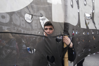 Buenos Aires.- Social organizations were preparing to deploy a camp in front of the Ministry of Social Development when the Police fired gas to disperse today, September 11, 2019 on Avenida 9 de Julio, in the Argentine capital. The protest day had begun earlier. Thousands of members of social organizations had begun to reach the Buenos Aires center and had installed popular pots in various corners to claim food items for community canteens, a 50 percent increase in social programs, and the opening to incorporate new beneficiaries. The extensive police operation had been installed to the Constitution area, where dozens of agents cut lanes on 9 de Julio Avenue and parallel streets to prevent protesters from climbing the highway, as happened in previous protests.