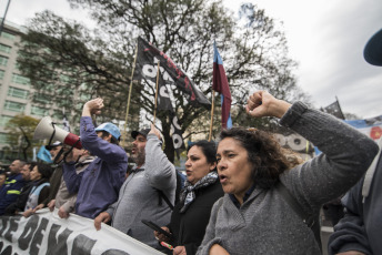 Buenos Aires.- Social organizations were preparing to deploy a camp in front of the Ministry of Social Development when the Police fired gas to disperse today, September 11, 2019 on Avenida 9 de Julio, in the Argentine capital. The protest day had begun earlier. Thousands of members of social organizations had begun to reach the Buenos Aires center and had installed popular pots in various corners to claim food items for community canteens, a 50 percent increase in social programs, and the opening to incorporate new beneficiaries. The extensive police operation had been installed to the Constitution area, where dozens of agents cut lanes on 9 de Julio Avenue and parallel streets to prevent protesters from climbing the highway, as happened in previous protests.