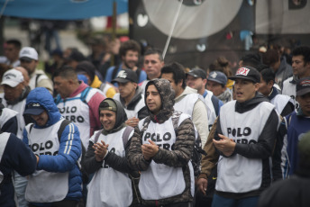 Buenos Aires.- Organizaciones sociales se disponían a desplegar un acampe frente al Ministerio de Desarrollo Social cuando la Policía tiró gases para dispersar hoy miércoles 11 de septiembre de 2019 en la Avenida 9 de julio, de la capital Argentina.  La jornada de protesta había comenzado más temprano. Miles de integrantes de organizaciones sociales habían comenzado a llegar hasta el centro porteño y habían instalado ollas populares en diversas esquinas para reclamar partidas de alimentos para comedores comunitarios, un aumento del 50 por ciento en los programas sociales, y la apertura para incorporar nuevos beneficiarios.  El extenso operativo policial se había instalado hasta la zona de Constitución, donde decenas de agentes cortaron carriles de la avenida 9 de Julio y calles paralelas para evitar que los manifestantes suban a la autopista, como ocurrió en protestas anteriores.