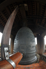 Vetnam.- La catedral de piedra Phat Diem, ubicada en el distrito Kim Son de la provincia norteña de Ninh Binh, a unos 120 km al sur de Hanoi, es una de las iglesias más famosas y hermosas de Vietnam. Construida durante 24 años consecutivos desde 1875 hasta 1898, la iglesia católica tiene una arquitectura especial, una mezcla de los estilos arquitectónicos de las iglesias occidentales y los edificios religiosos vietnamitas, como casas comunales, pagodas y templos. La catedral tiene 74 metros de largo, 21 metros de ancho y 15 metros de alto con cuatro techos, reproduciendo los techos de pagodas vietnamitas. Además de la catedral, hay otras seis estructuras en el complejo, incluida una capilla de piedra y un elegante campanario. Todo este complejo se extiende sobre un área de 6.1 ha.