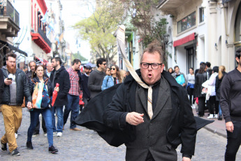 Buenos Aires, Argentina.- En las imágenes tomadas el domingo 8 de sptiembre de 2019 camino a la feria y aprovechando la gran afluencia turística, se instala una infinidad de artistas callejeros, donde predominan los cantantes de tango y bandoneonistas, y todo tipo de performance.