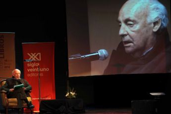 Buenos Aires.- En la foto de archivo del 21 de abril de 2012 El escritor uruguayo Eduardo Galeano presentó su libro "Los hijos de los días" en la sala José Hernández en el marco de la 38va. edición de la Feria Internacional del Libro.