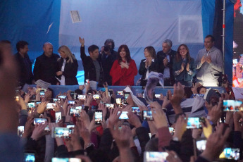 La Plata.- En la foto la candidata a vicepresidenta por el Frente de Todos, Cristina Fernández de Kirchner, afirmó hoy 31 de agosto que ¨sabía¨ que su espacio iba a ganar, pero ¨no se imaginaba por tanta diferencia¨, al exponer en la Facultad de Periodismo de la Universidad Nacional de La Plata, donde presentó su libro, ¨Sinceramente¨.